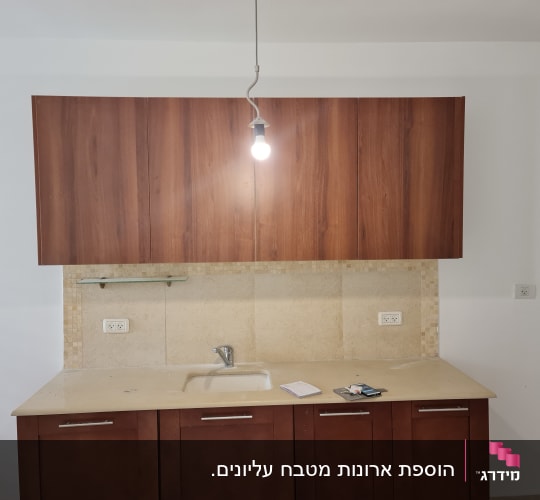 ארונות מטבח עליונים ותחתונים לאחר עבודת חידוש וחיפוי
